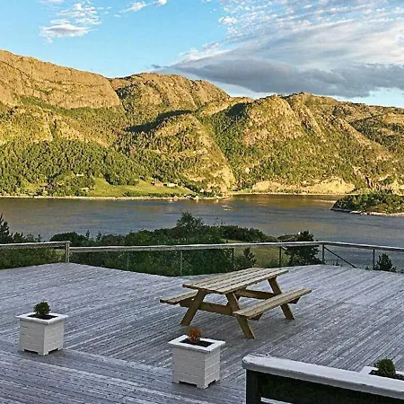 8 Person In Sundlandet * Snildal